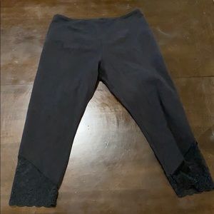 Ruby Ribbon Lace Capri Leggings